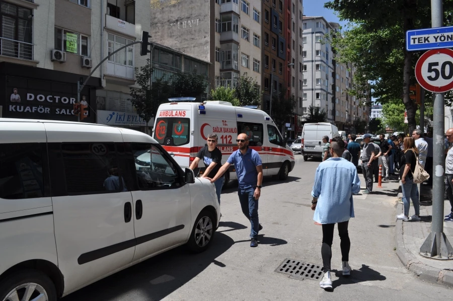 Trafikte sıkışan ambulans güçlükle ana caddeye çıkabildi 