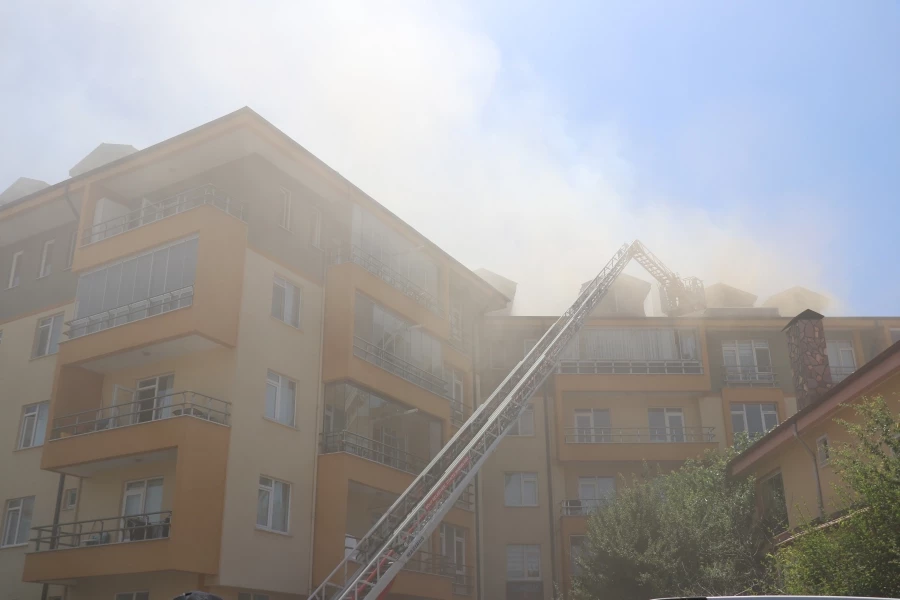 Bolu’da 5 katlı apartmanın çatısı alev alev yandı