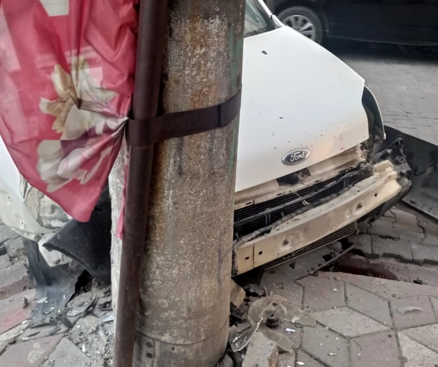  Edremit’te araç elektrik direğine çarparak durdu: 1 yaralı