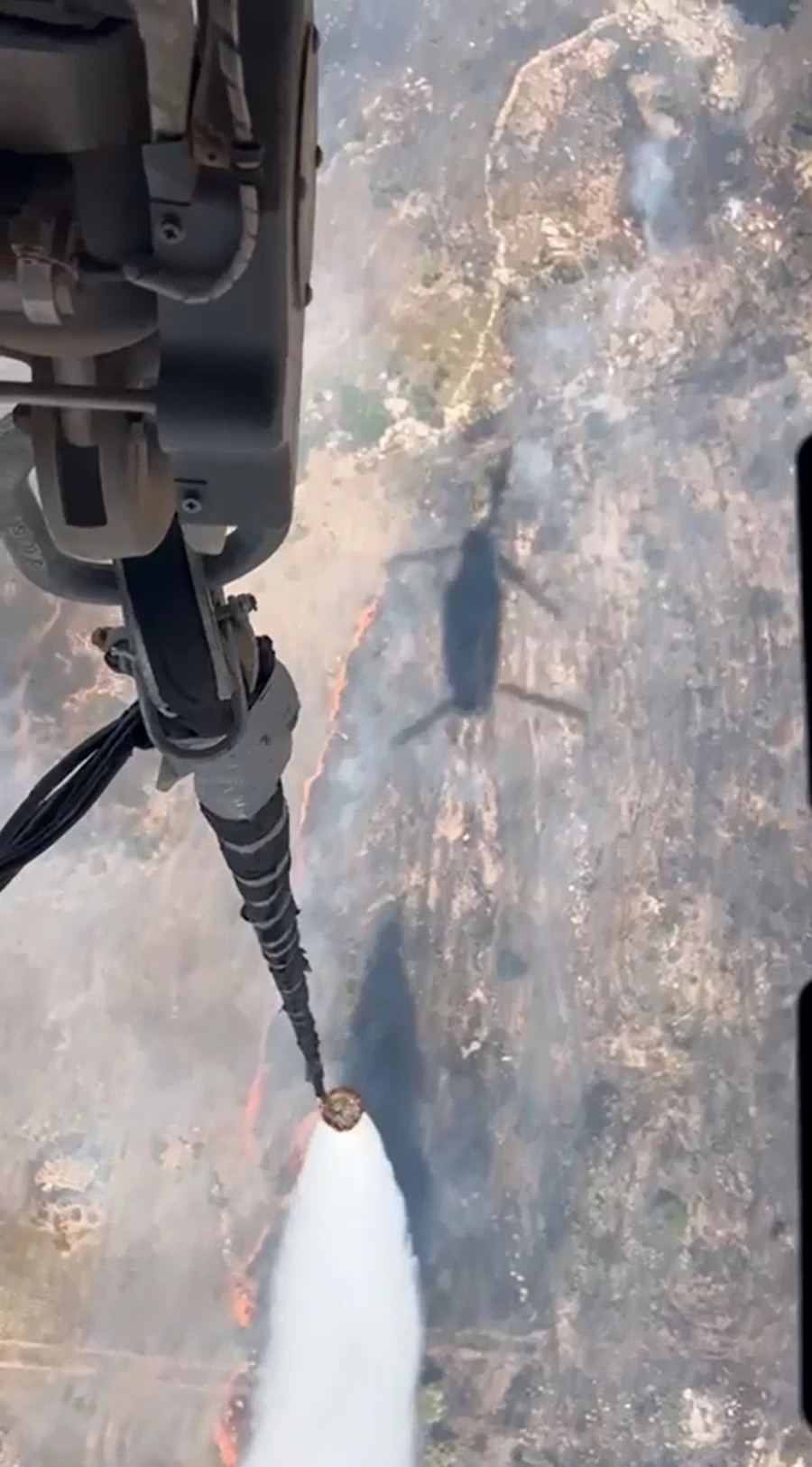  Yangın söndürme helikopterinden alevlere 