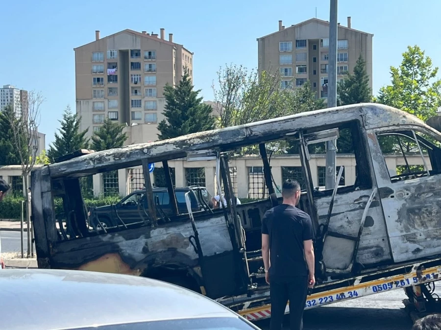 Başakşehir’de yolcu minibüsü alev topuna döndü  