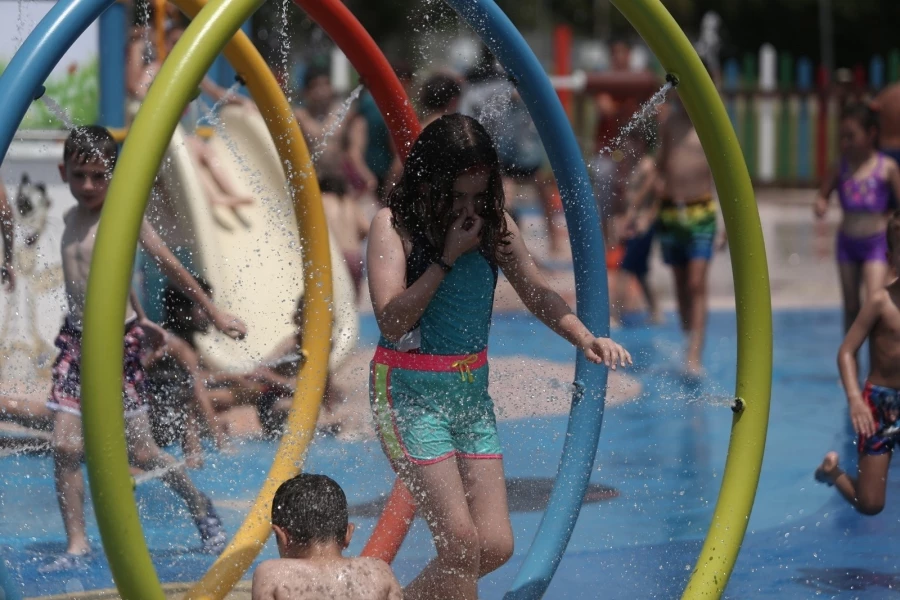  Tarihin en sıcak gününde çocuklar su parkına akın etti   