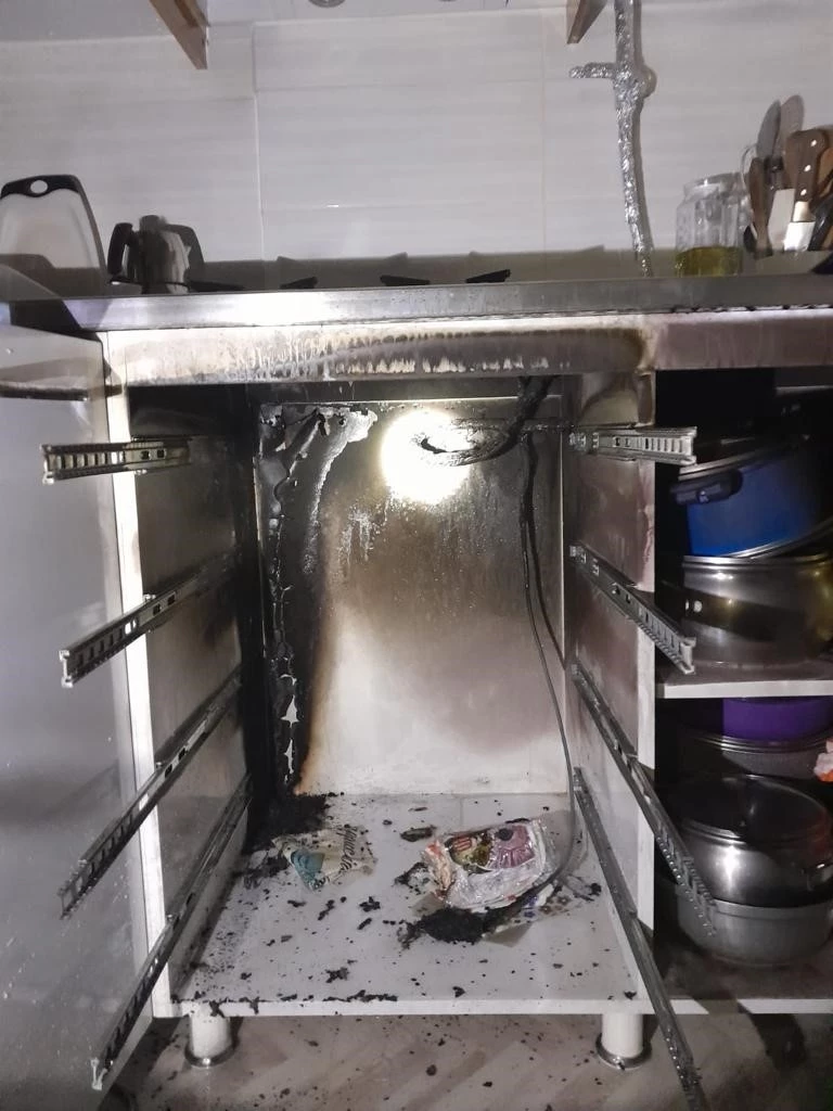  Elektrikten kaynaklı çıkan yangın, mutfağı kullanılmaz hale getirdi