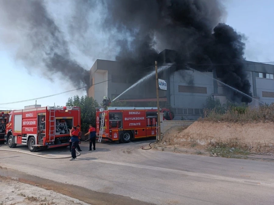  Tekstil fabrikasında çıkan yangın maddi hasara neden oldu 
