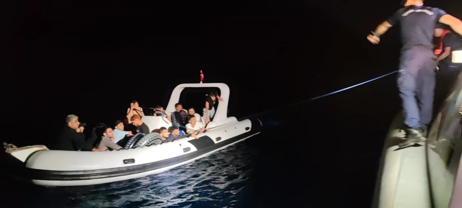  Lastik bot içerisinde 17 göçmen yakalandı   