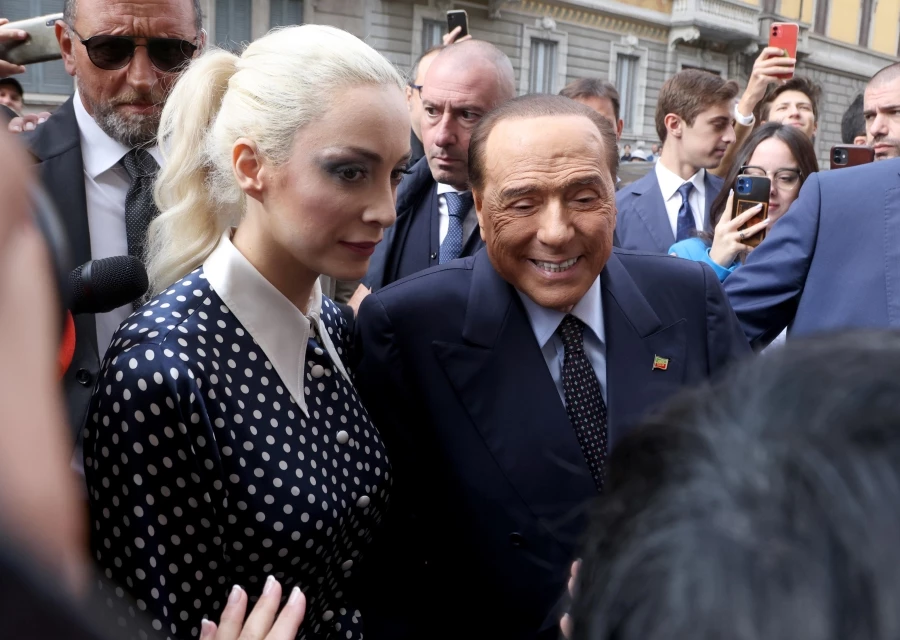  Berlusconi’den 33 yaşındaki sevgilisine 100 milyon euro miras 