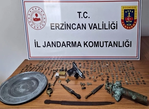 Erzincan’da 239 adet sikke ile çeşitli tarihi eserler ele geçirildi   