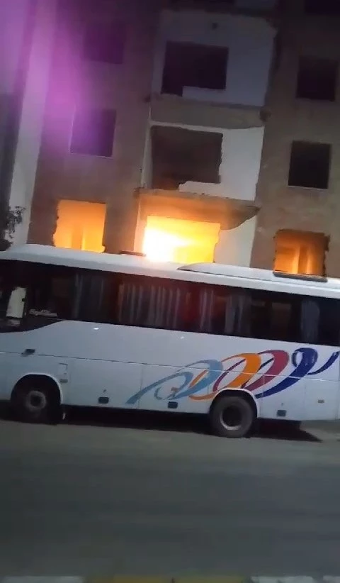  Elazığ’da metruk bina yangını   