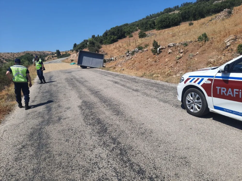  Isparta’da traktör devrildi: 3 yaralı 