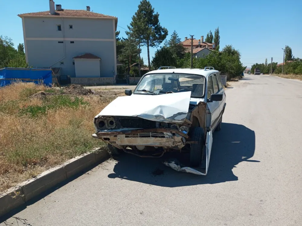 Hafif ticari araçla otomobil çarpıştı: 1’i çocuk 3 kişi yaralandı   