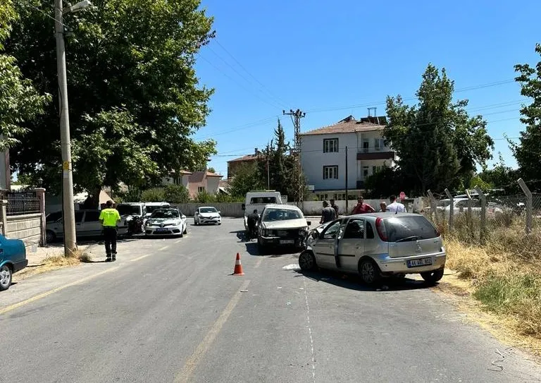  İki aracın karıştığı kazada: 6 kişi yaralandı   
