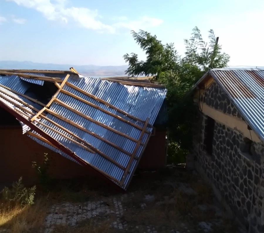 Şiddetli rüzgar evin çatısını uçurdu   