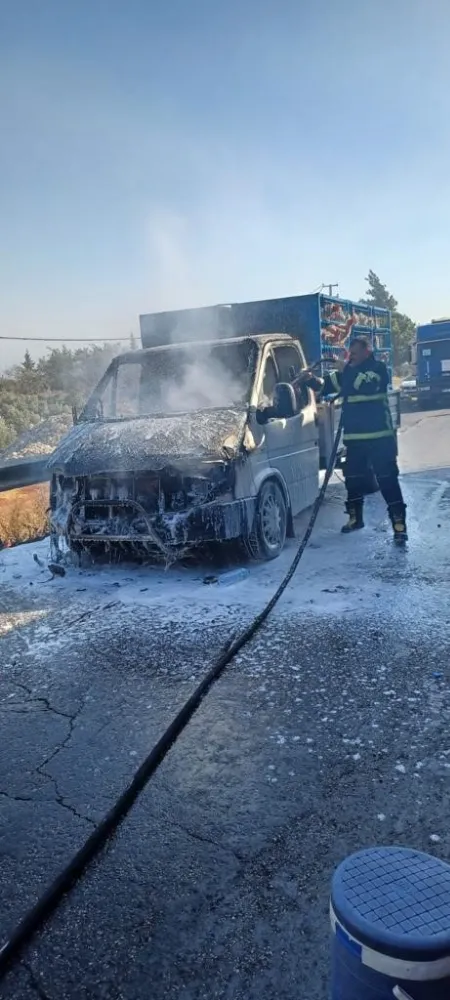  Hayvan yüklü kamyonetteki yangın söndürüldü  