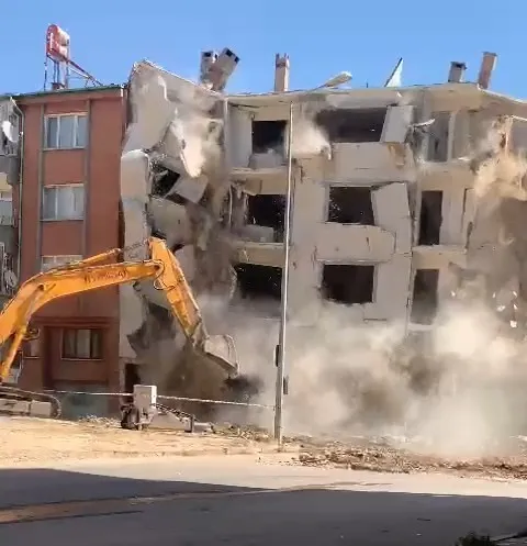 Böyle yıkım görülmedi: Hasarlı binayı yıkarken sağlam binaların duvarları yıkıldı  