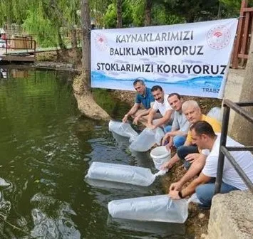 Amasya’da üretilen yavru sazanlar Trabzon’da göllere bırakıldı 