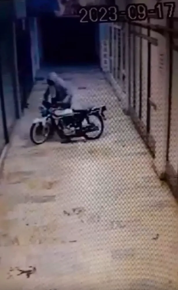 Kentin göbeğindeki motosiklet hırsızlığı güvenlik kamerasında 