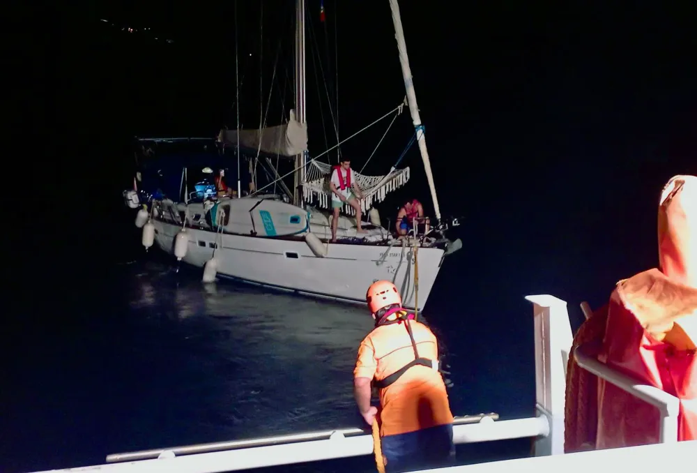 Fethiye açıklarında sürüklenen 14 metrelik tekneyi KIYEM ekipleri kurtardı   