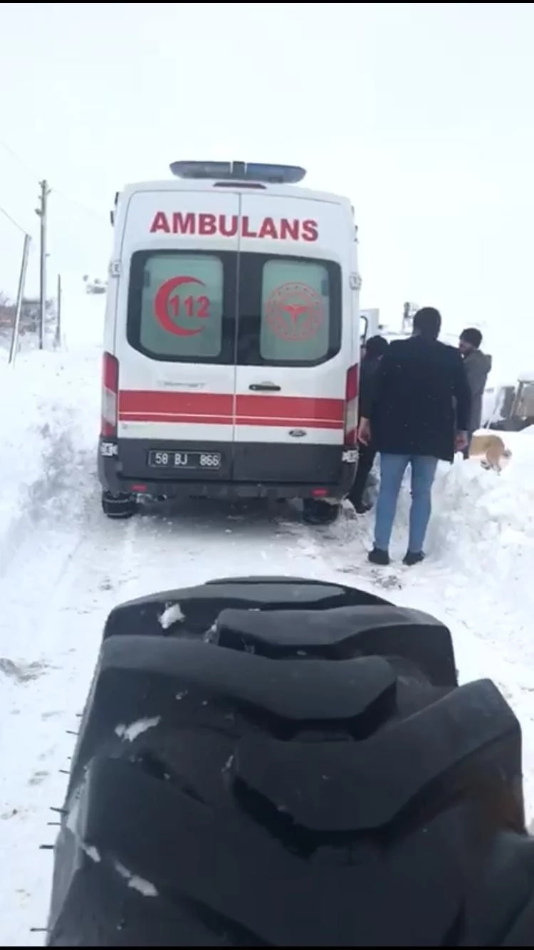 Mahsur kalan ambulansı iş makinesi   