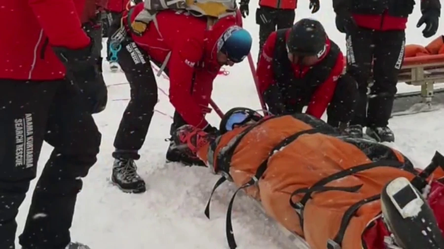 Kayak yaparken yaralanan İranlı turisti JAK timi kurtardı   