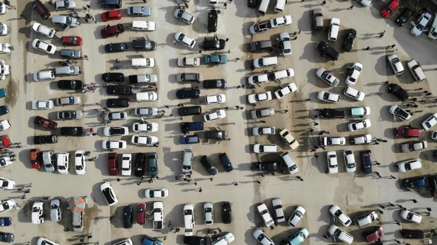 Fiyatlar düştü ancak vatandaşlar bayilerde otomobil bulamıyor   