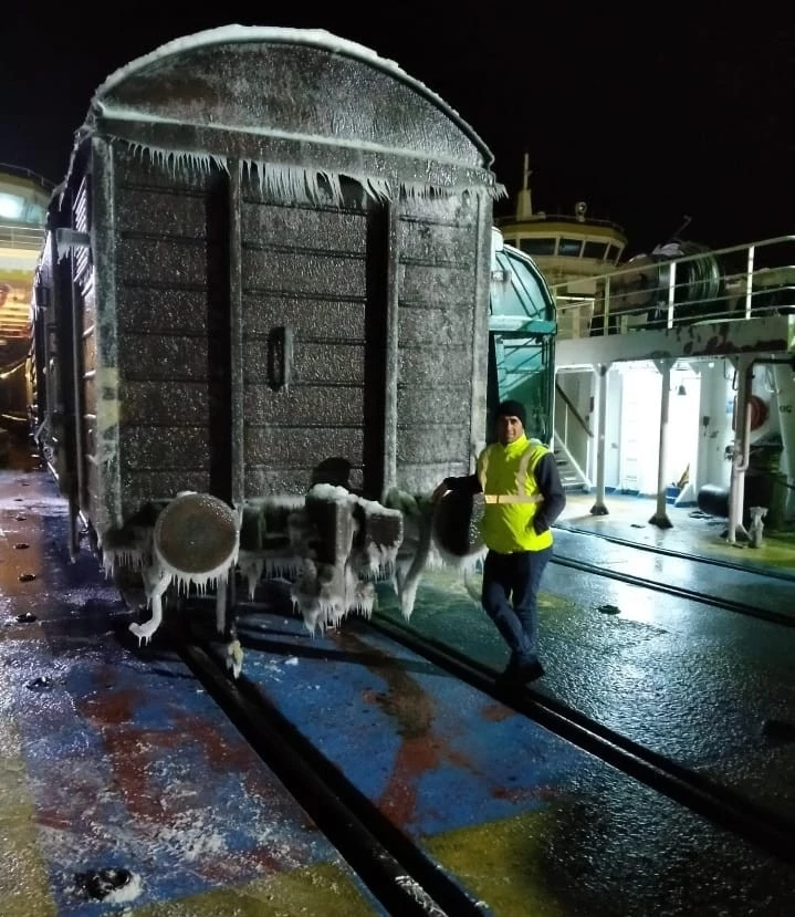 Feribottaki tren vagonları buzla kaplandı 