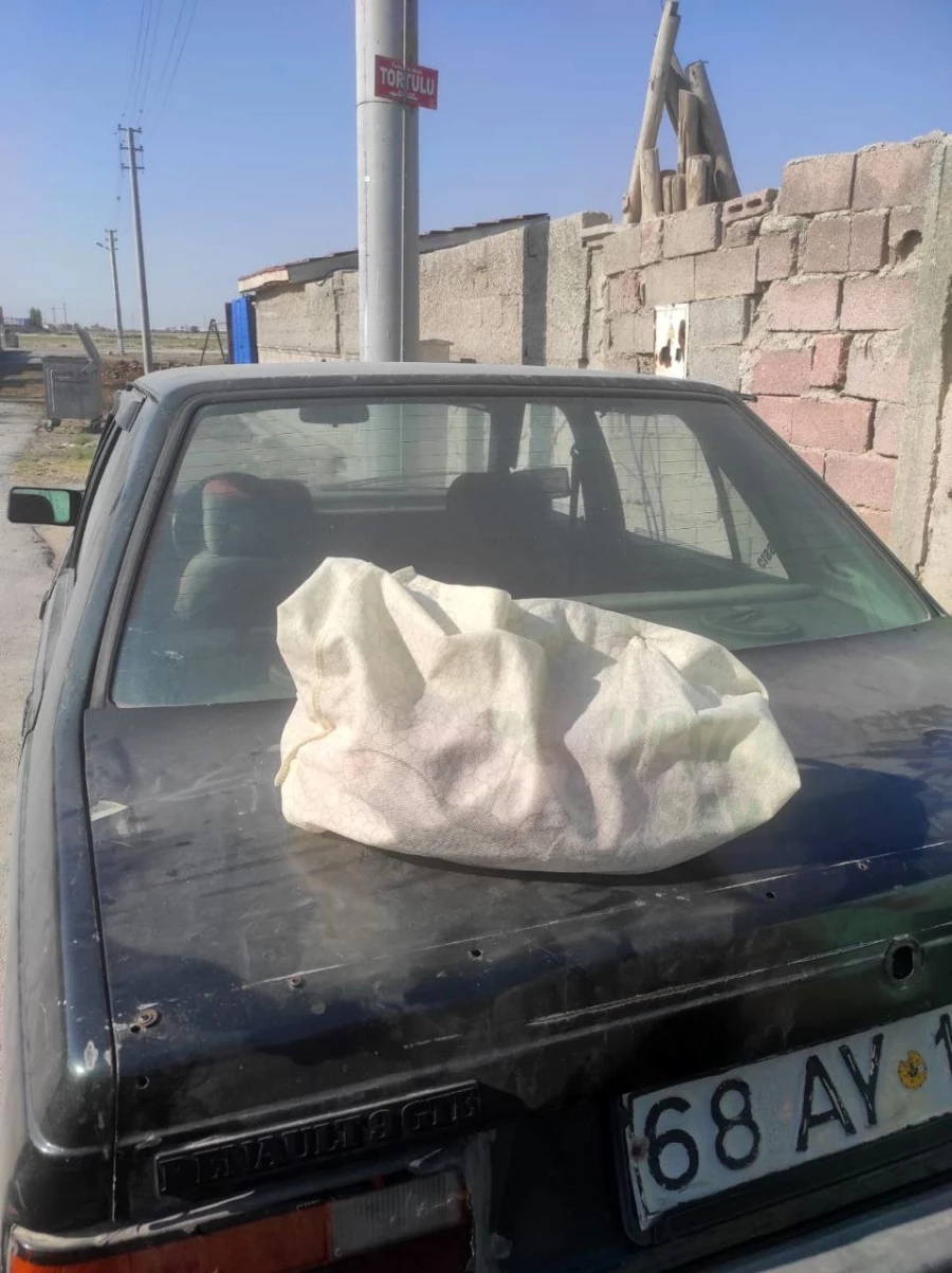 Konya’da yeni doğmuş bebeği arabanın bagajının üstüne bırakıp ölüme terk ettiler.