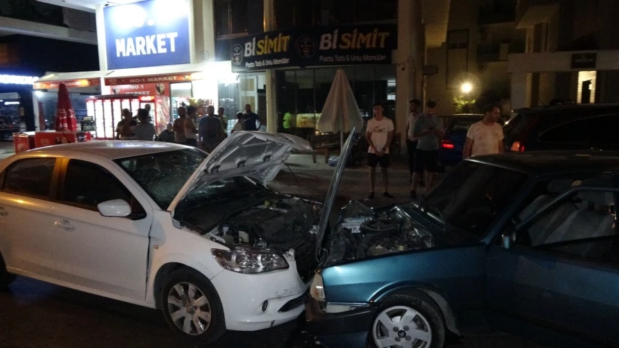 Manavgat’ta iki otomobil kafa kafaya çarpıştı: 3 yaralı