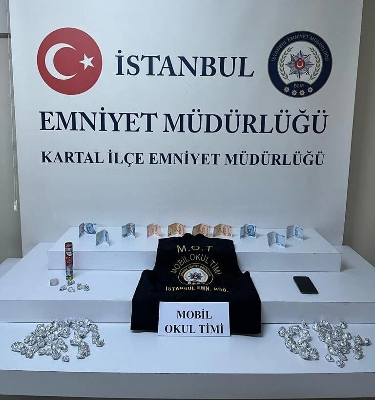 Kartal’da okul önüne uyuşturucu satan şüpheli yakalandı   
