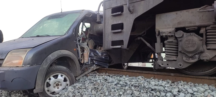 Elazığ’da tren, hemzemin geçitte çarptığı aracı 100 metre sürükledi: 1 yaralı