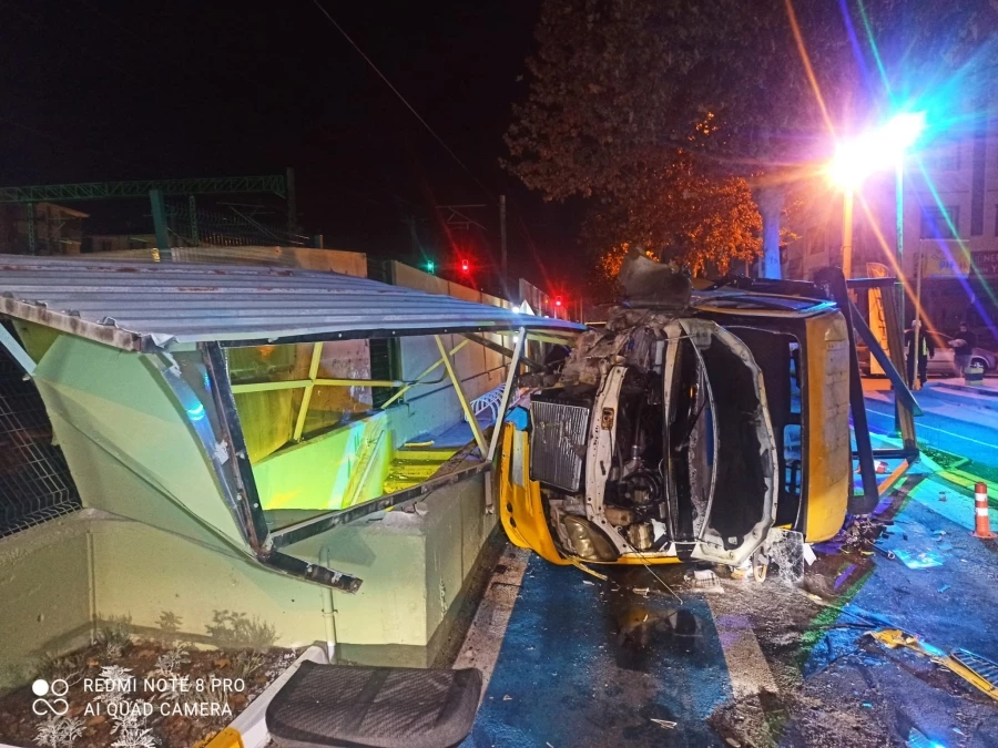 Ankara’da istasyon alt geçidine çarpan kamyon devrildi: 1 yaralı