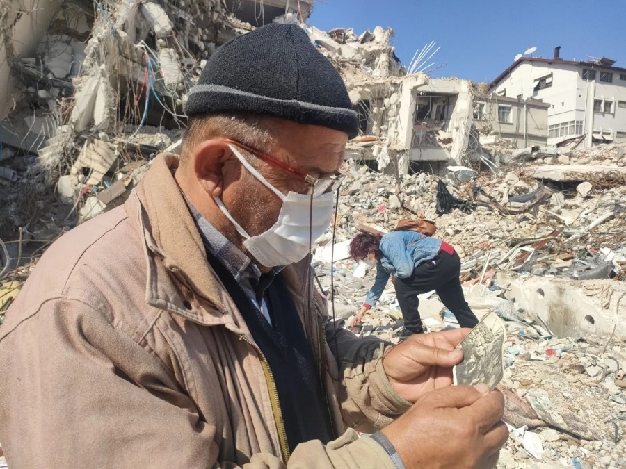 Öğretmenin enkaz arasında annesinden hatıra  bulma çabası