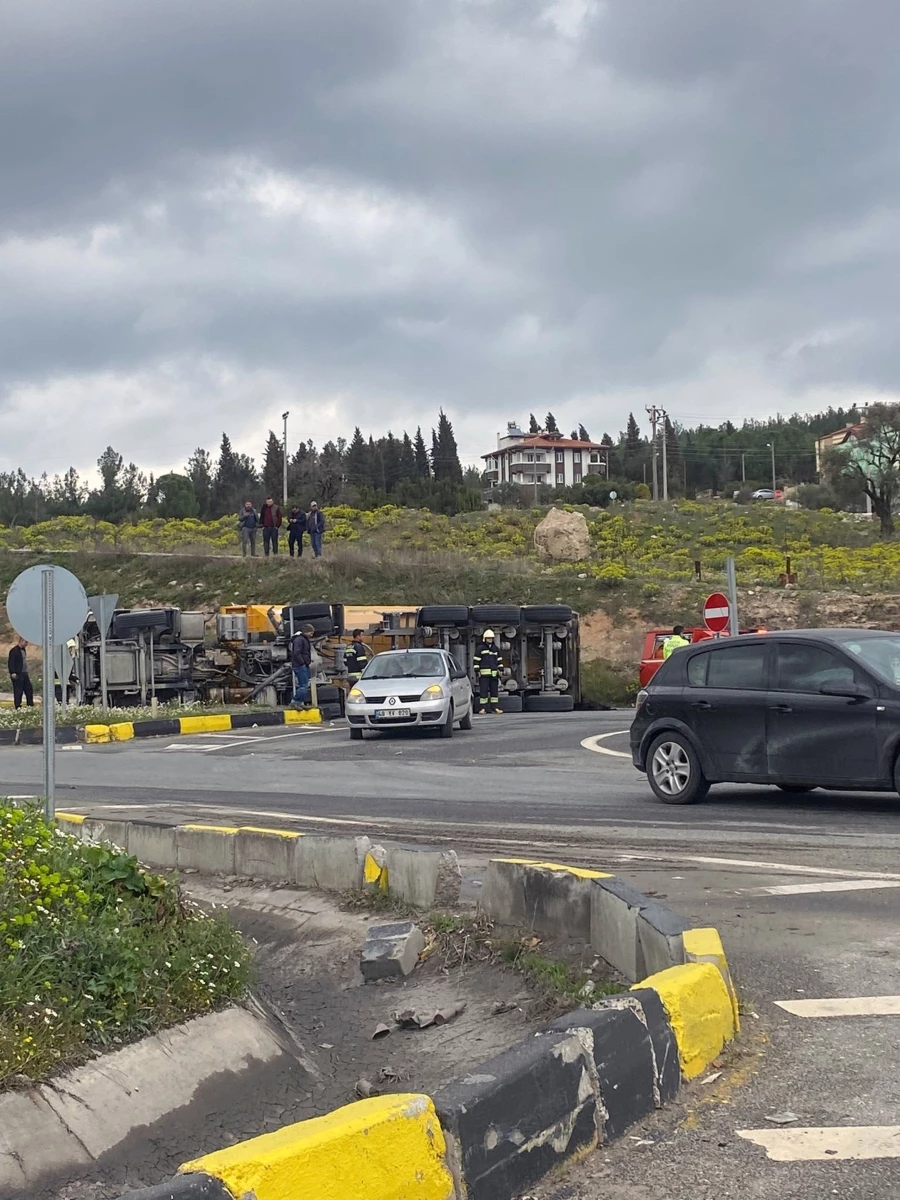  Kömür yüklü kamyon devrildi, alt geçit kapandı   