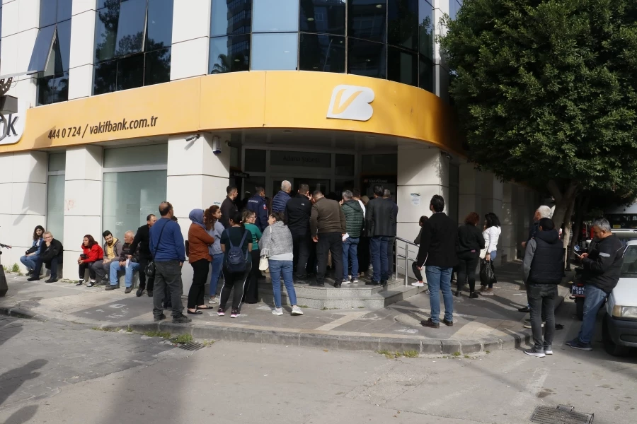 Deprem kredisi çekecek vatandaşlar bankaların önünde kuyruk oluşturdu   
