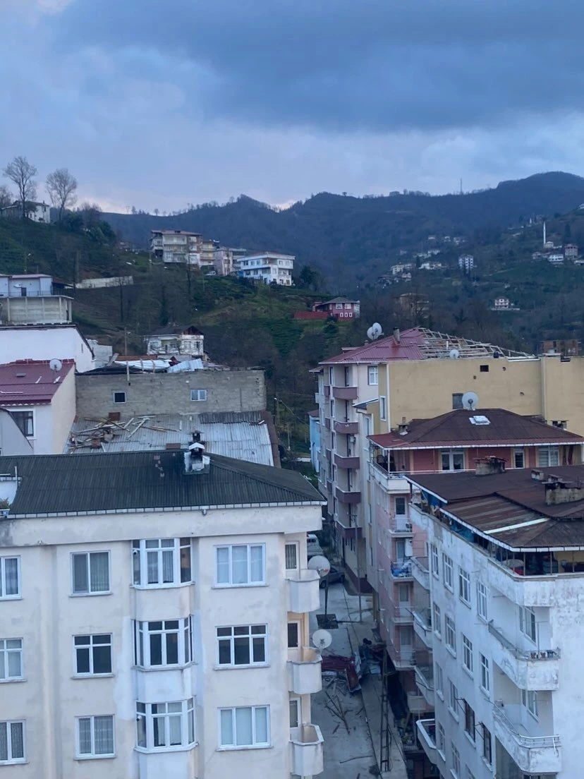 Rize’de fırtına nedeniyle çatılar uçtu   