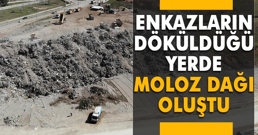 Deprem bölgesinde enkazın döküldüğü dere yatağı moloz dağına dönüştü 