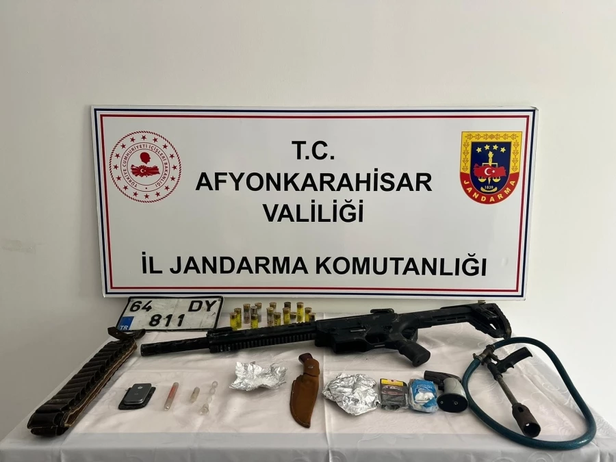 Kaza ihbarına giden jandarma uyuşturucu ve ruhsatsız silah ele geçirdi   