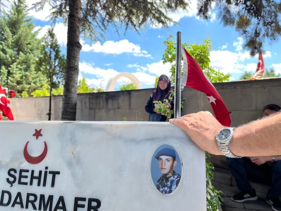 Eskişehir’de şehit aileleri arife günü kabirleri ziyaret edip dua okudular   